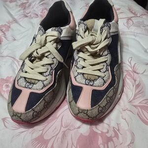 Gucci Women's Sneakers in Pink and Black